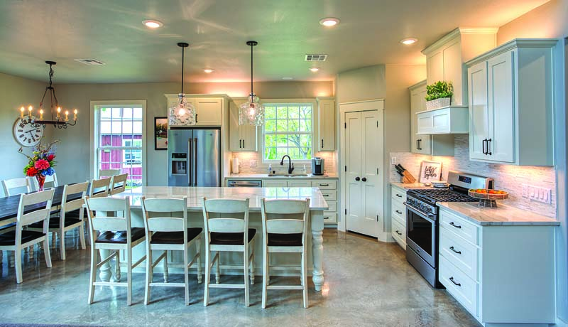 Modern Guesthouse in Gatesville, Texas. Images on this page courtesy of Mueller®, part of the Cornerstone Building Brands family of brands.