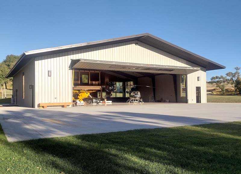Cattle Ranch Hangar Barndominium. Images on this page courtesy of schweiss doors.