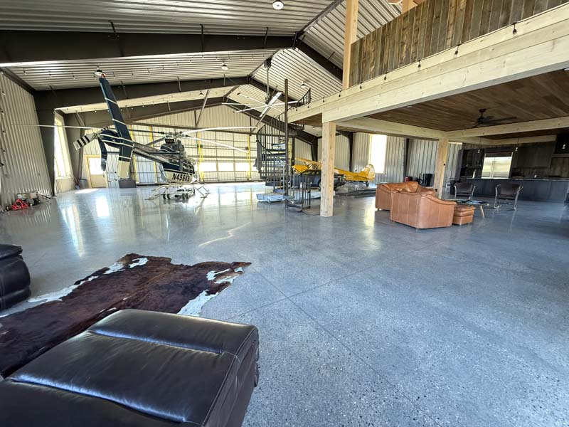 Cattle Ranch Hangar Barndominium. Images on this page courtesy of schweiss doors.